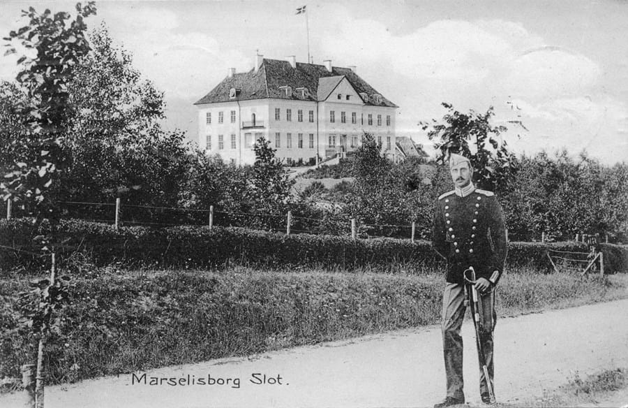 Postkort men motiv af Christian 10. foran Marselisborg 1920 lånt fra kongelunden.aarhus.dk